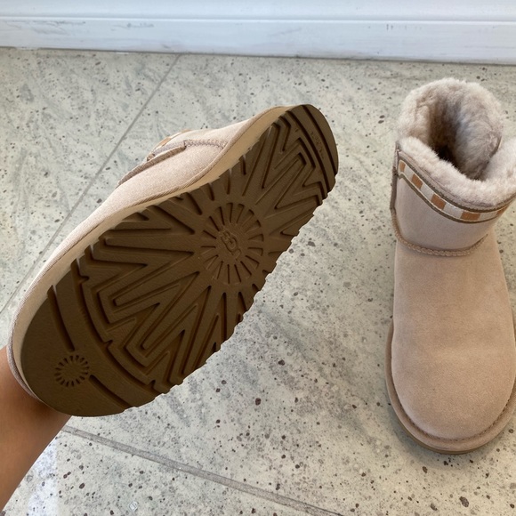 UGGS - Picture 2 of 5